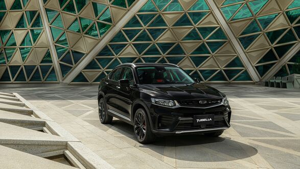 Обои на рабочий стол Черная Geely Tugella у современного офиса