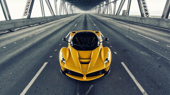 Обои на рабочий стол Желтый Ferrari LaFerrari в центре дороги на мосту