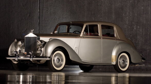 Обои на рабочий стол Ретро автомобиль Роллс-Ройс / Rolls-Royce 1949 года стоит на мокром асфальте