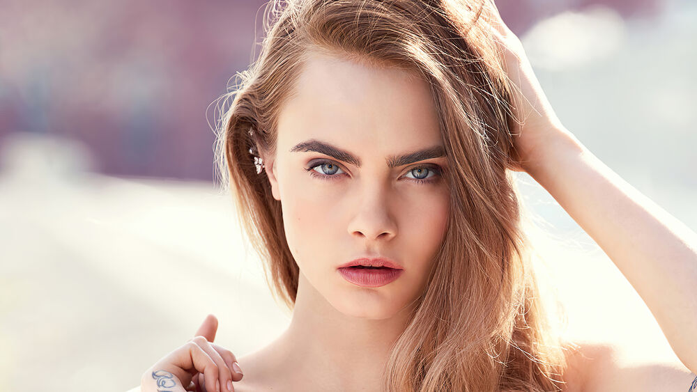 Обои для рабочего стола Кара Делевинь / Cara Delevingne с рукой у волос крупным планом