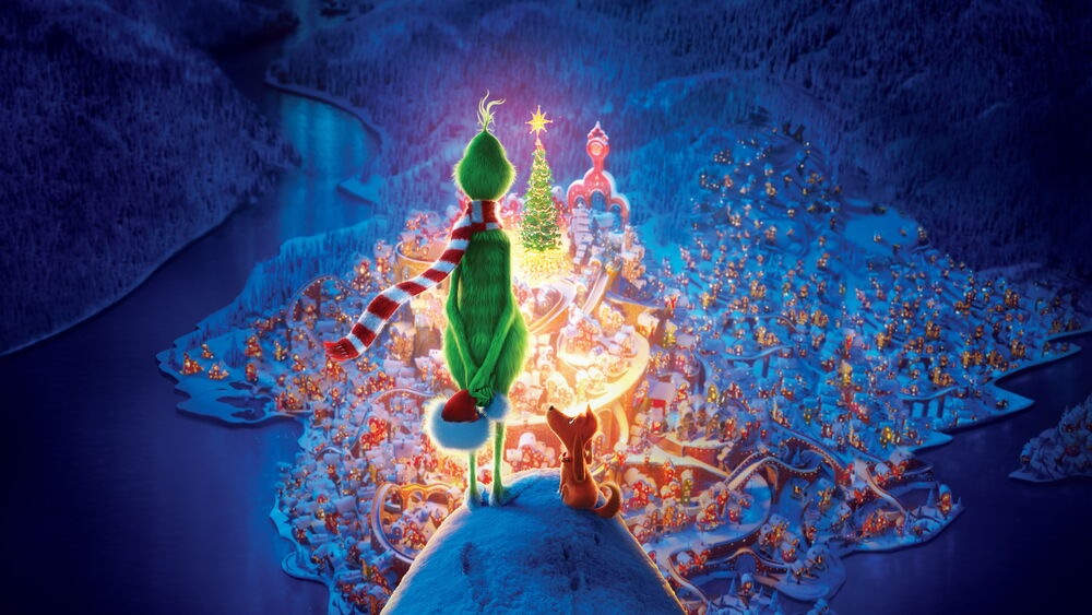 Обои для рабочего стола Grinch / Гринч и его пес Max / Макс стоят на возвышенности откуда открывается потрясающий вид на заснеженный город с огромной елью установленной на площади, персонажи из анимационного фильма The Grinch / Гринч (2018)