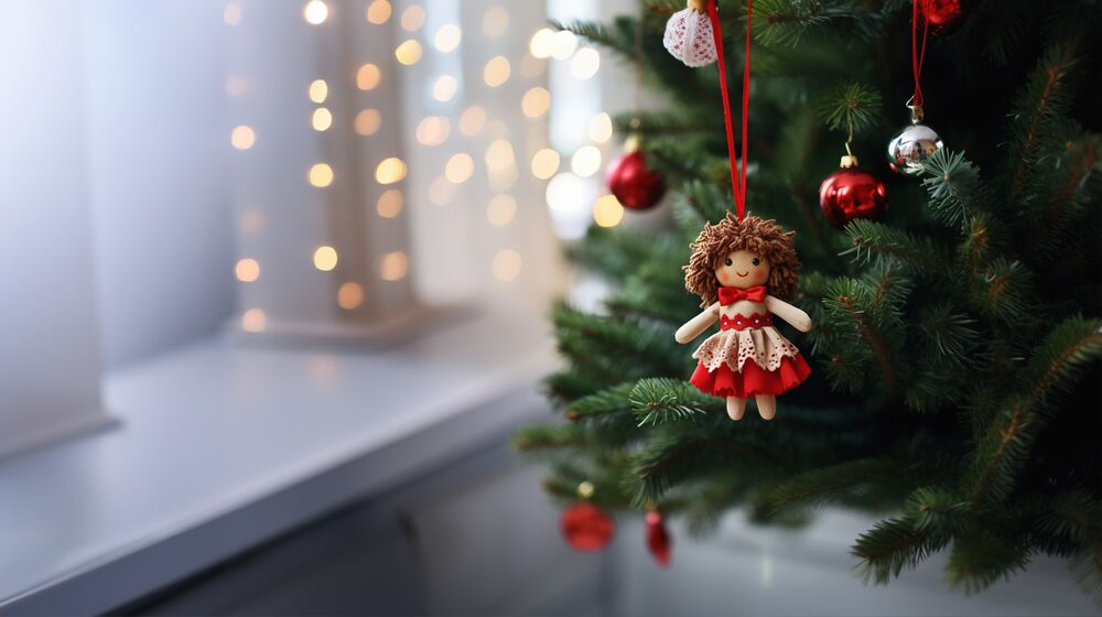 Обои для рабочего стола Куколка наряду с другими игрушками украшает новогоднюю елку