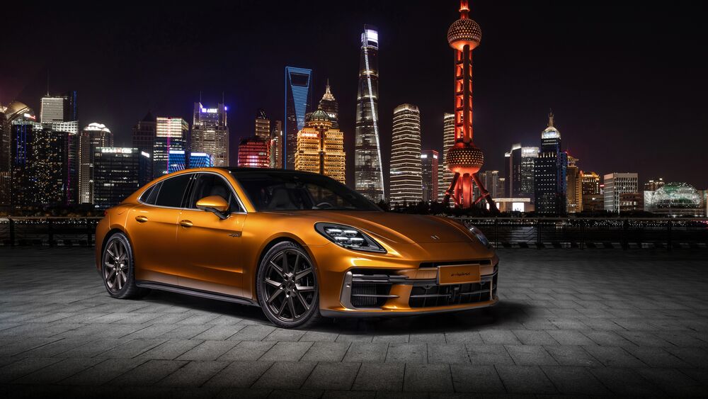 Обои для рабочего стола Porsche Panamera на фоне ночного Шанхая, Китай
