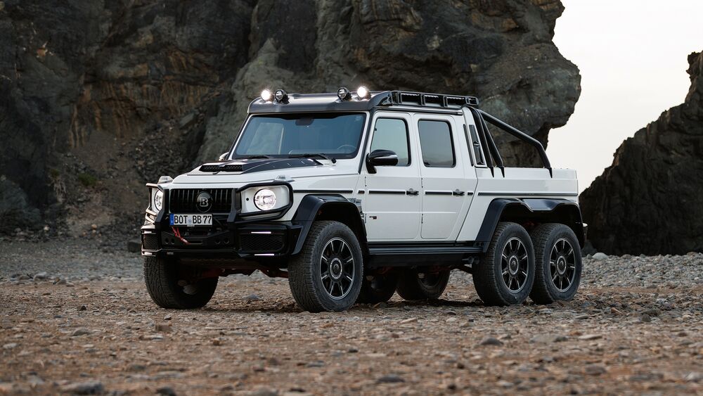 Обои для рабочего стола Белый BRABUS 800 Adventure XLP на каменном пляже
