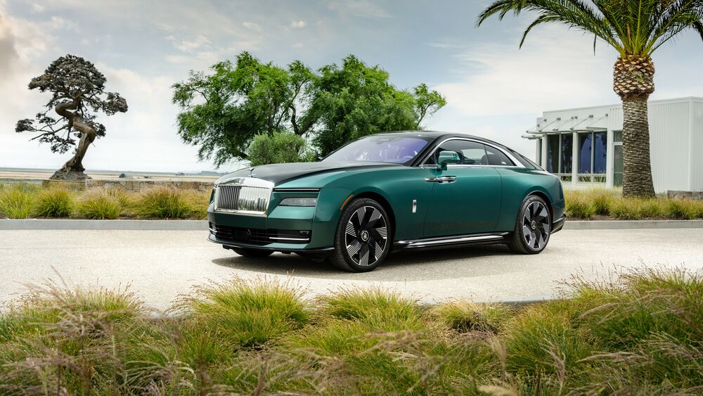 Обои для рабочего стола Зеленый Роллс-Ройс / Rolls-Royce Spectre 2024 на фоне травы и пальм