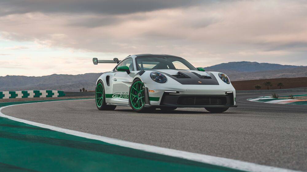 Обои для рабочего стола Черно-белый Porsche 911 GT3 RS с зелеными дисками на гоночной трассе