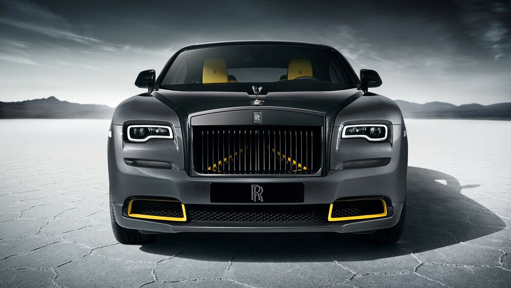 Обои для рабочего стола Роллс-Ройс / Rolls-Royce Black Badge Wraith Black Arrow в черно-белой пустыне