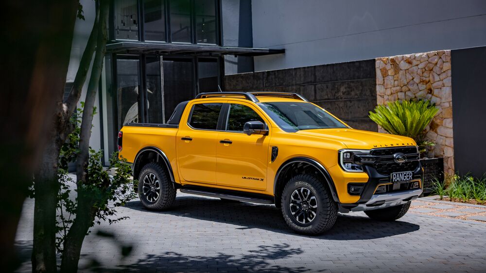 Обои для рабочего стола Желтый Ford Ranger Wildtrak X Double возле дома