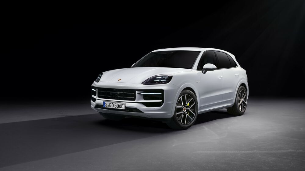 Обои для рабочего стола Белый Porsche Cayenne E-Hybrid 2023 на темном фоне