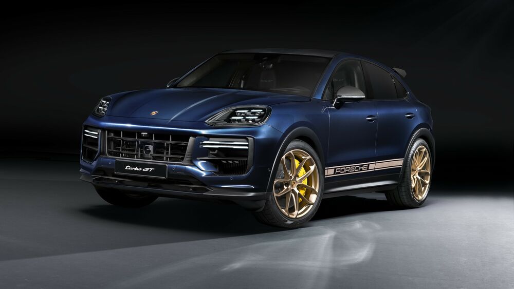 Обои для рабочего стола Синий Porsche Cayenne Turbo GT 2023 на темном фоне