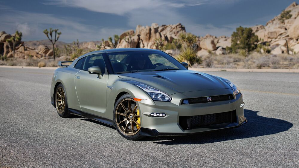 Обои для рабочего стола 2024 Nissan GT-R T-Spec на дороге со скалистой обочиной