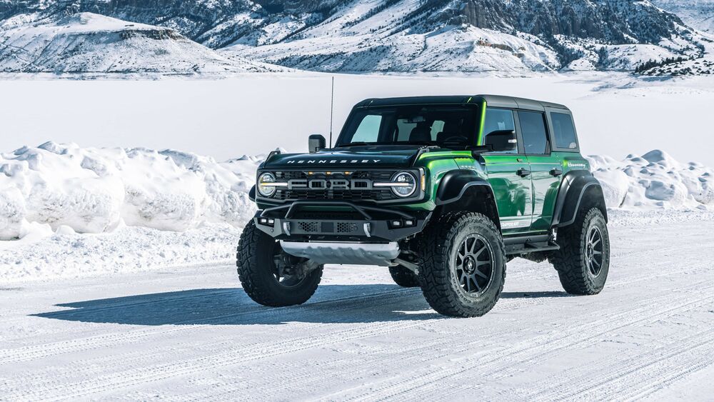 Обои для рабочего стола Зеленый Ford Hennessey VelociRaptor 500 Bronco 2023 на снежной дороге