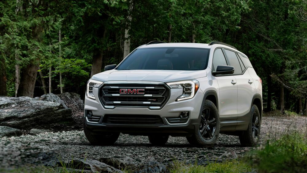 Обои для рабочего стола Белый GMC Terrain AT4 возле леса