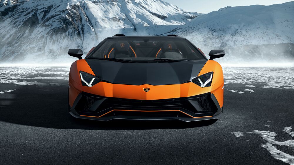 Обои для рабочего стола Черно-оранжевый Novitec Lamborghini Aventador LP 780-4 Ultimae Roadster возле снежных гор