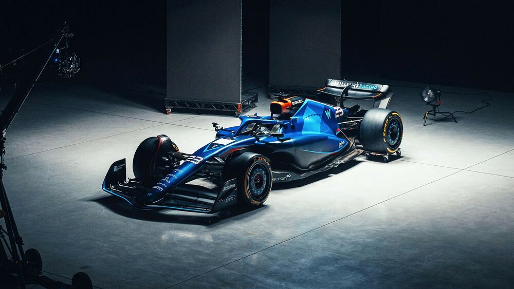 Обои для рабочего стола Голубой болид Формулы-1 Williams FW45 F1 2023 на выставочном стенде