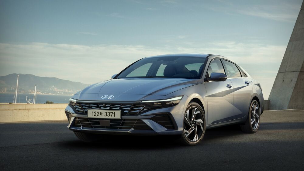 Обои для рабочего стола Коричневый Hyundai Avante 2023 на дороге по мосту