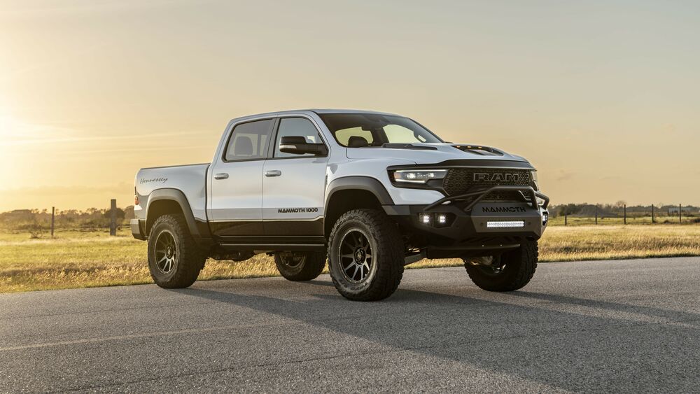 Обои для рабочего стола Белый Hennessey Mammoth 1000 Carbon Edition 2023 на закате