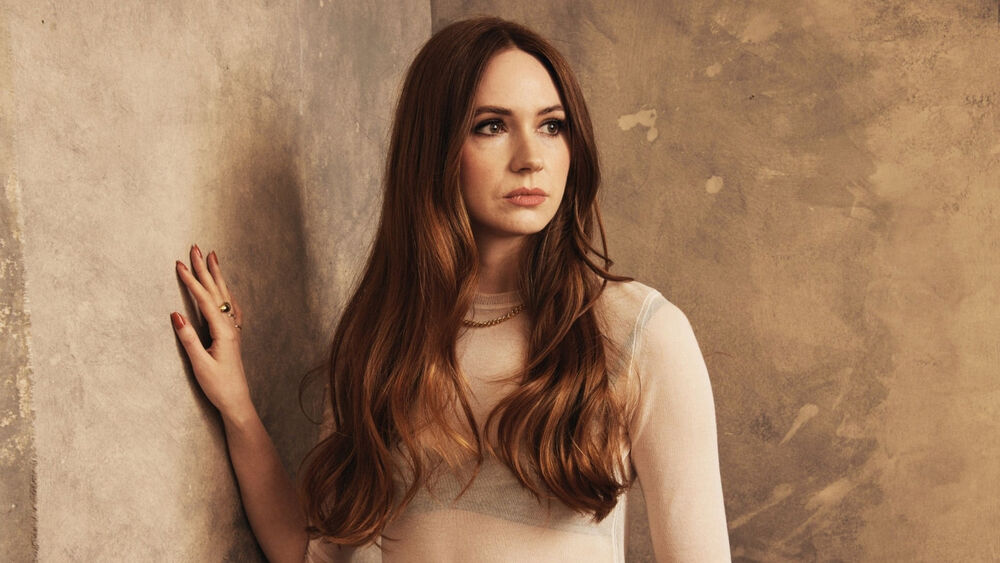 Обои для рабочего стола Рыжеволосая Karen Gillan / Карен Гиллан в светлом платье у стены
