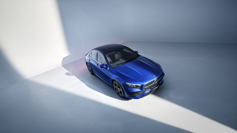 Обои для рабочего стола Темно-голубой Mercedes - Benz A 200 на белом фоне