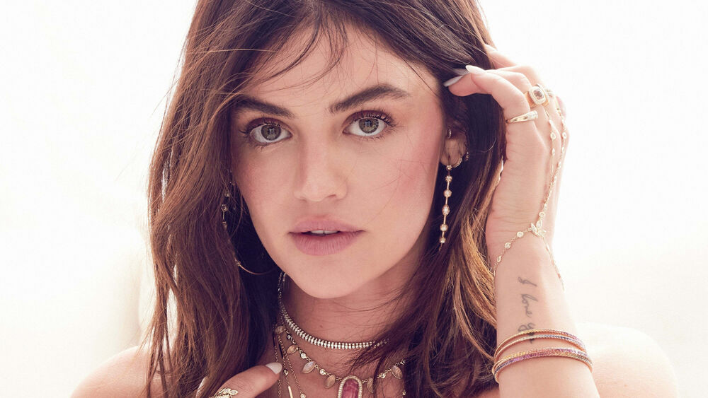 Обои для рабочего стола Люси Хейл / Lucy Hale крупным планом поправляет волосы