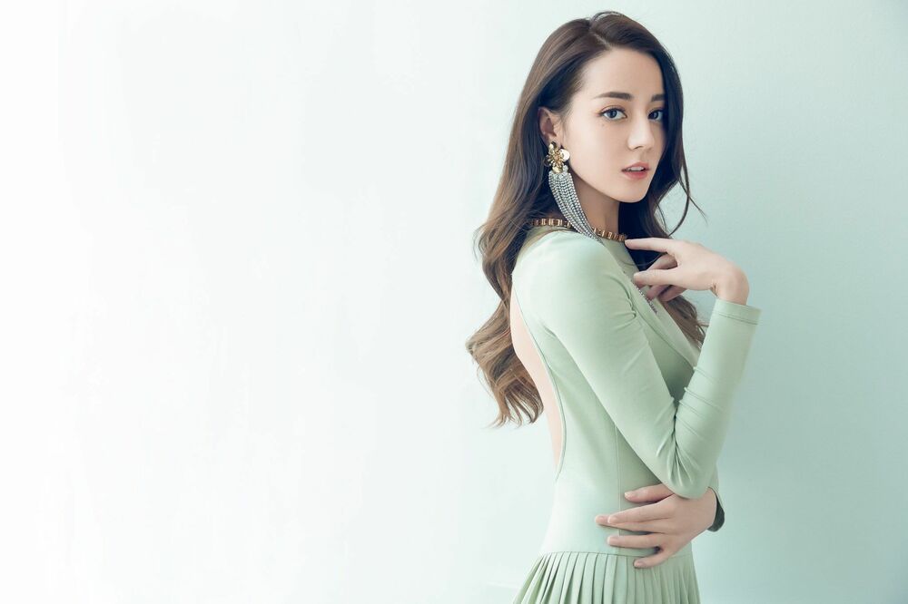 Обои для рабочего стола Дилраба Дилмурат / Dilraba Dilmurat в светло-зеленом платье с открытой спиной на белом фоне