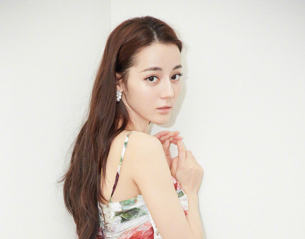 Обои для рабочего стола Дилраба Дилмурат / Dilraba Dilmurat в пестром платье на белом фоне