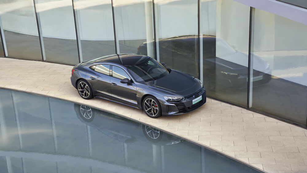 Обои для рабочего стола Темная Audi RS с отражением в окне офиса