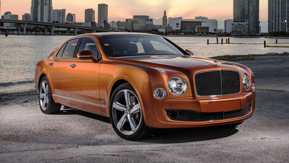 Обои для рабочего стола Золотой Bentley Mulsanne на берегу