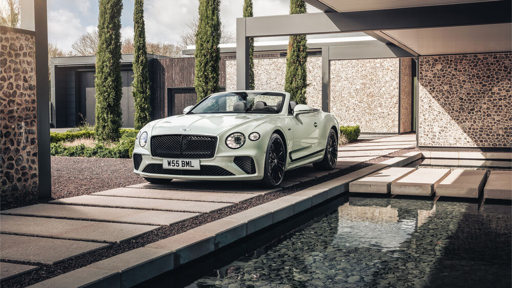 Обои для рабочего стола Белый Bentley Continental GT Speed Convertible Edition возле современного гаража