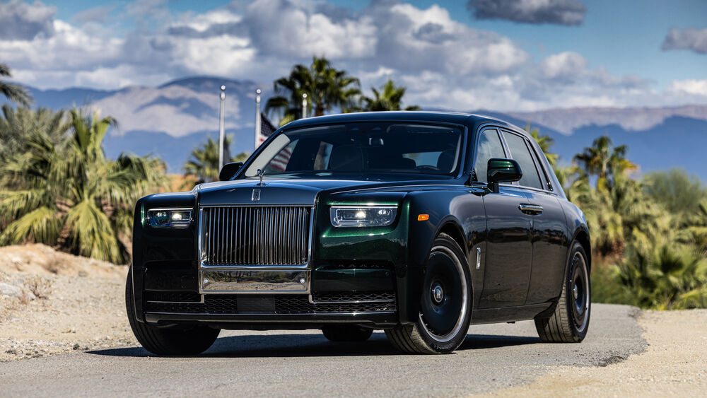 Обои для рабочего стола Черный Rolls - Royce Phantom летним днем, на заднем плане горы