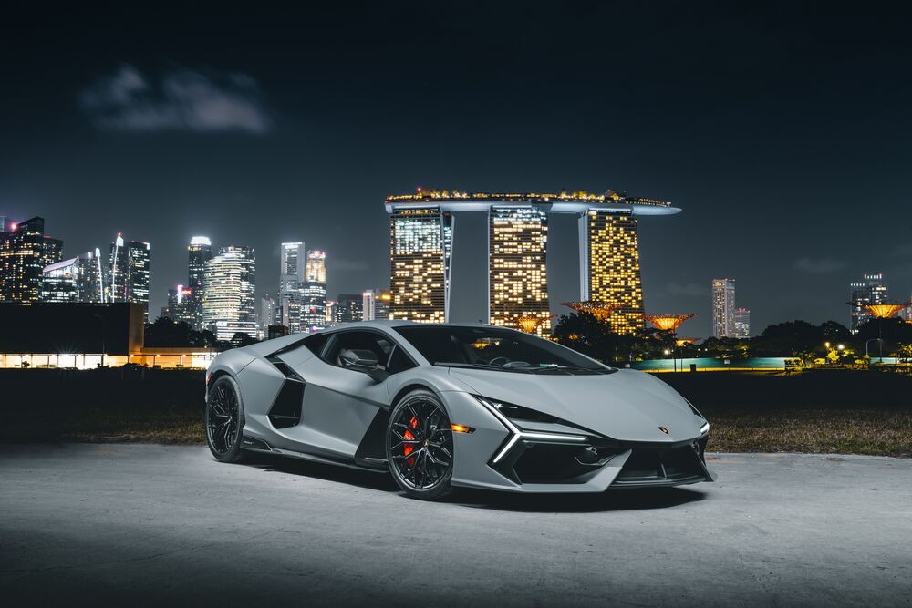 Обои для рабочего стола Серый Lamborghini на фоне ночного Сингапура