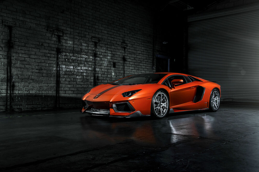 Обои для рабочего стола Красная Lamborghini внутри серого гаража