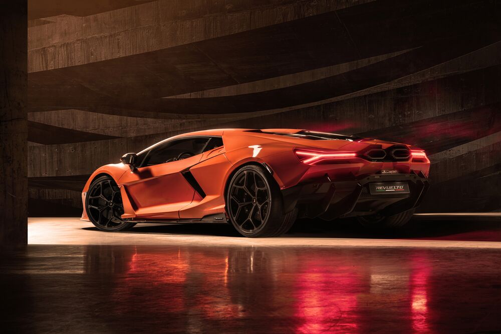 Обои для рабочего стола Красный Lamborghini сзади со включенными фарами