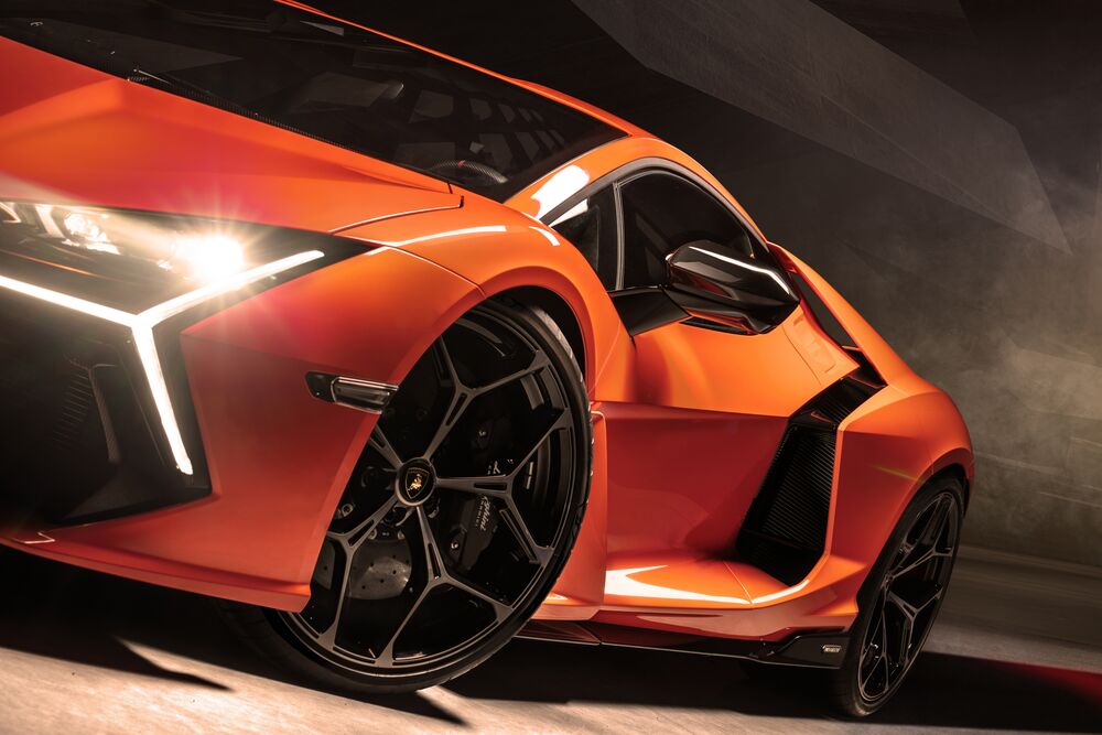Обои для рабочего стола Оранжевый Lamborghini крупном планом спереди