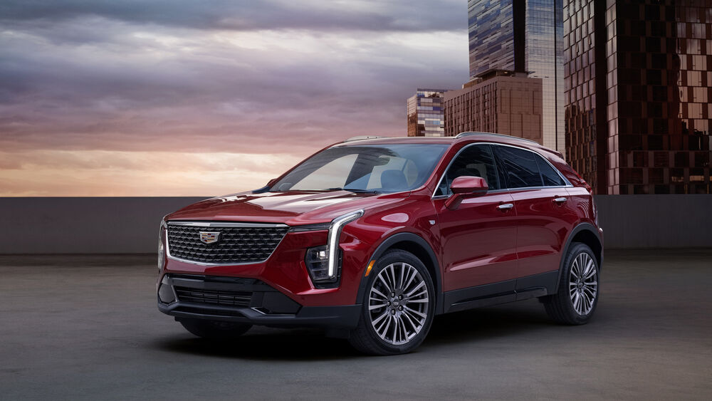 Обои для рабочего стола Красный Cadillac XT4 Premium 2024 на закате