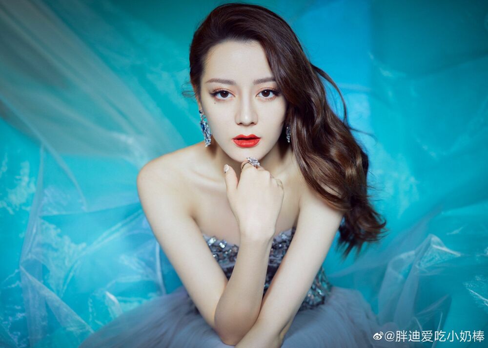 Обои для рабочего стола Дилраба Дилмурат / Dilraba Dilmurat В вечернем серебристом платье на голубом фоне