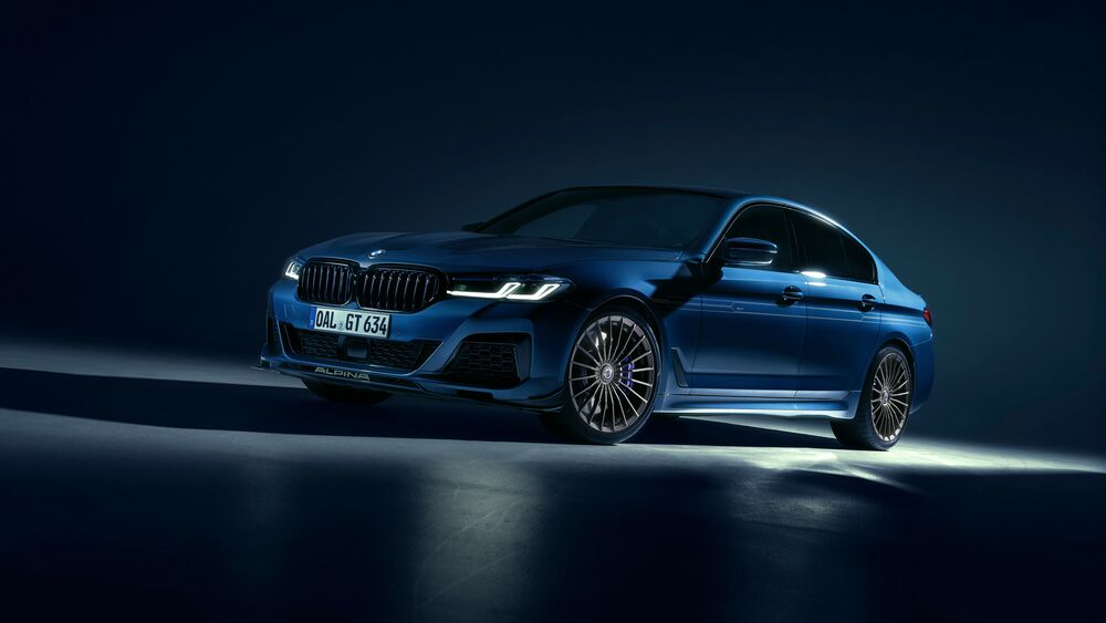 Обои для рабочего стола Синяя Alpina B5 GT 2023 на темном фоне