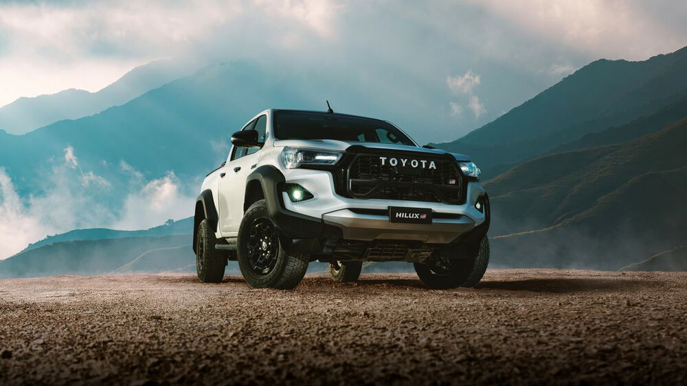 Обои для рабочего стола Белая Toyota Hilux GR Sport Double на фоне туманных гор