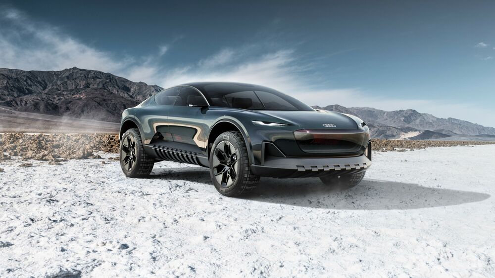 Обои для рабочего стола Черная Audi Activesphere Concept на белом песке на фоне гор и чистого неба