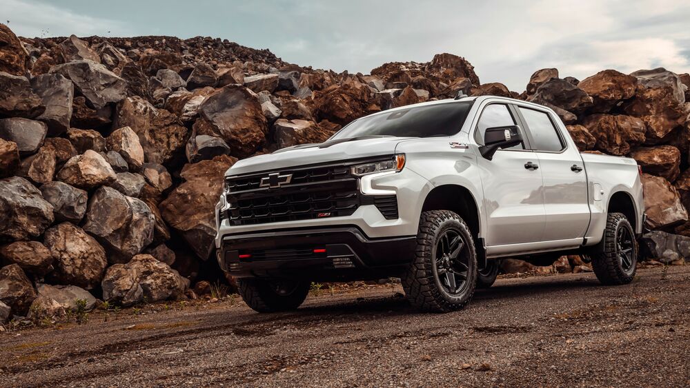 Обои для рабочего стола Белый Chevrolet Silverado LT Z71 TrailBoss Crew Cab на фоне больших камней