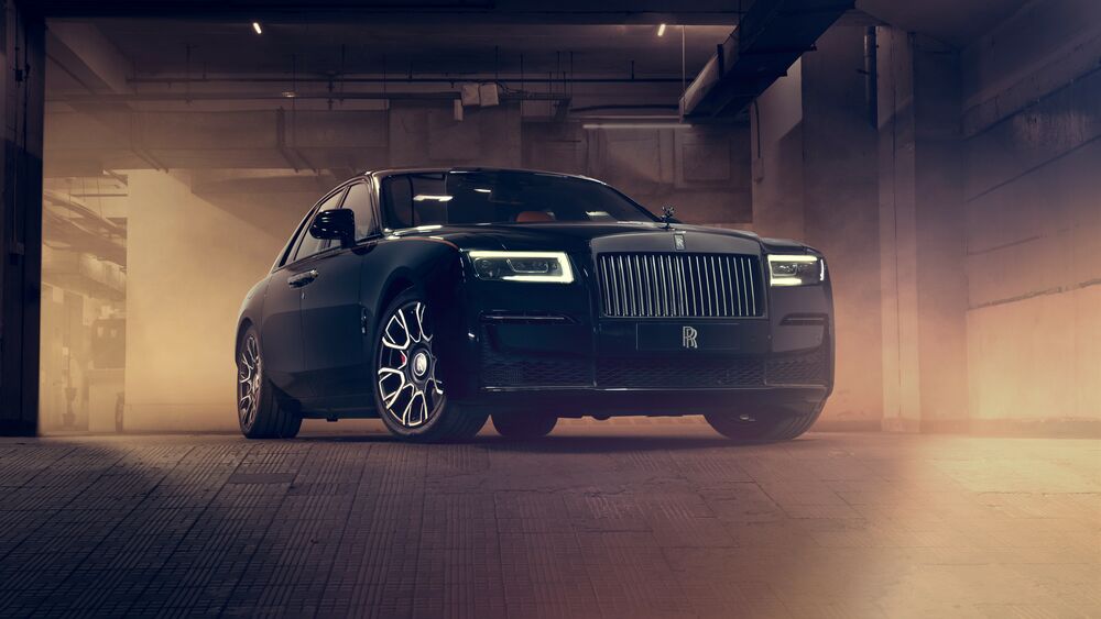 Обои для рабочего стола Черный Rolls Royce Ghost Black Badge в ангаре