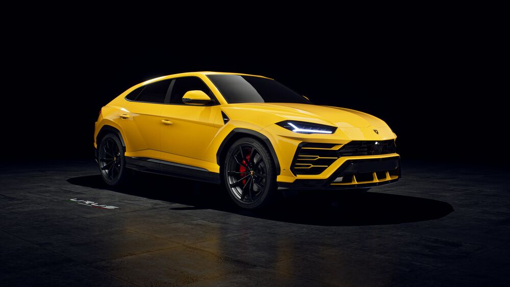 Обои для рабочего стола Желтый Lamborghini Urus на темном фоне