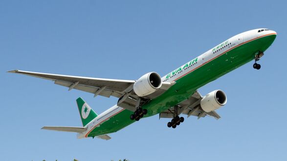 Обои на рабочий стол Самолет тайваньской компании EvaAir набирает высоту