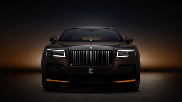 Обои на рабочий стол Роллс-Ройс / Rolls-Royce Ghost на размытом темном фоне