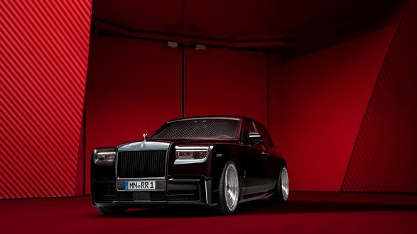 Обои на рабочий стол Роллс-Ройс / Rolls-Royce Phantom на красном фоне