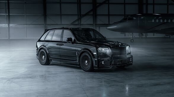 Обои на рабочий стол Темный Роллс-Ройс / Rolls-Royce Phantom стоит в ангаре для самолетов