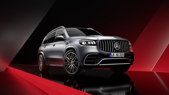 Обои на рабочий стол Серый Мерседес GLS AMG 2023 на черно красном фоне