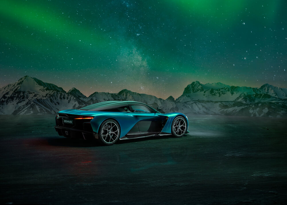 Обои для рабочего стола Зеленая Zenvo Aurora Tur Прототип на равнине среди заснеженных гор под звездным небом вид сзади