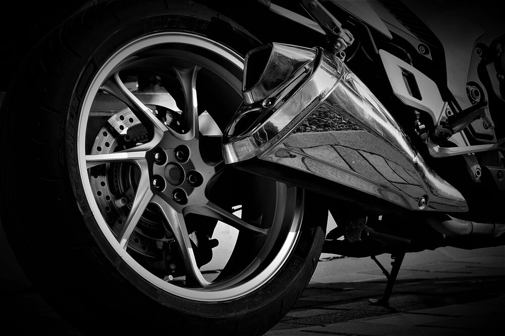Обои для рабочего стола Заднее колесо и выхлоп мотоцикла Honda vfr1200