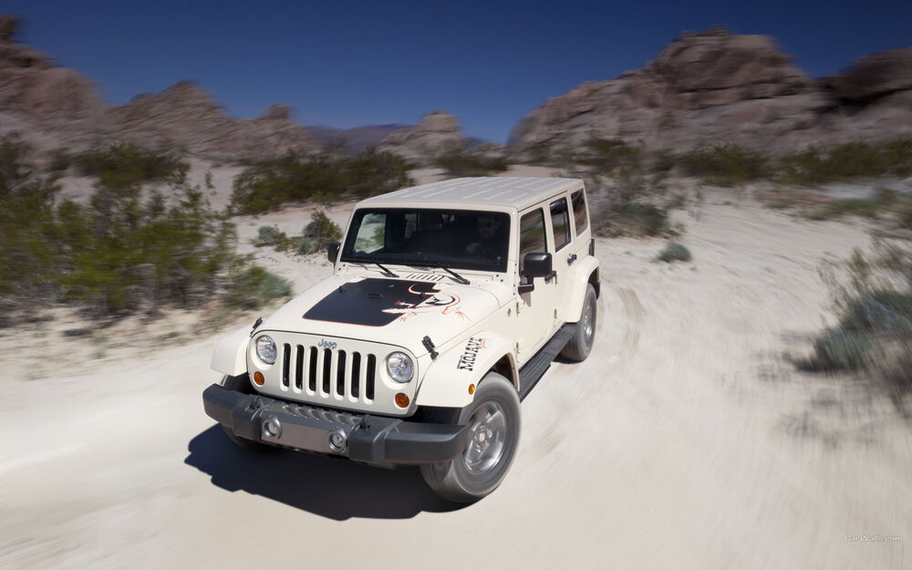 Обои для рабочего стола Jeep Wrangler едет по пустыне
